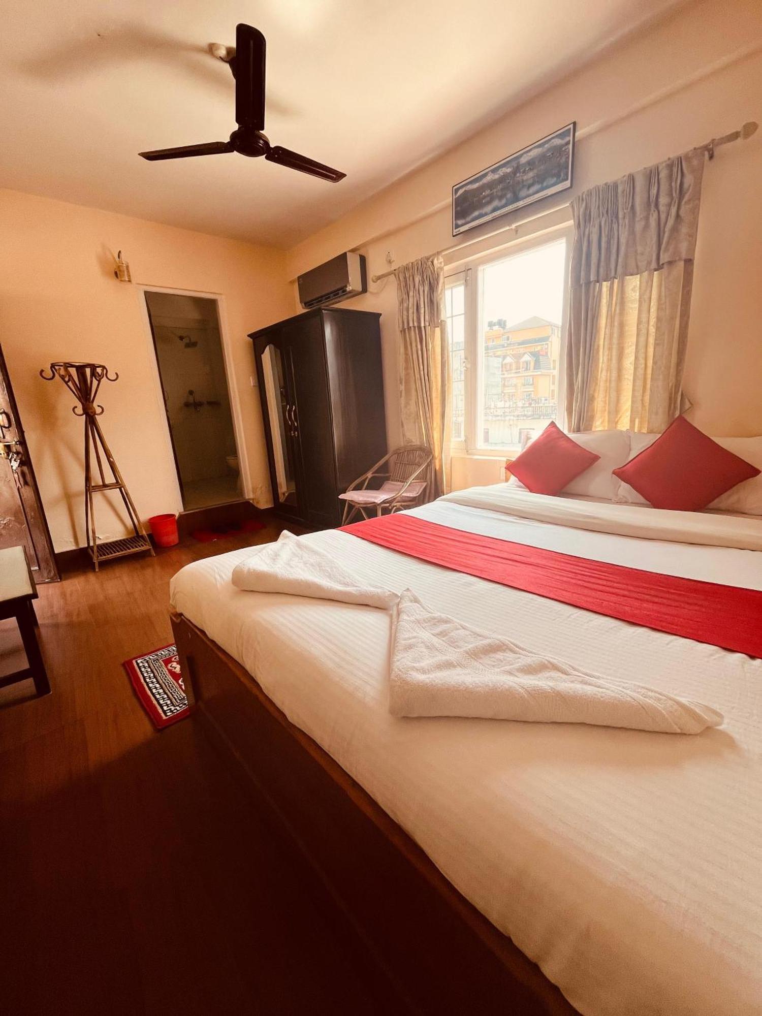 Hotel Global Inn ポカラ エクステリア 写真